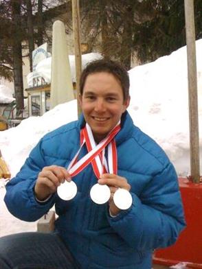 Stolz präsentiert Philipp Steiner seine 3 Silbermedallien
